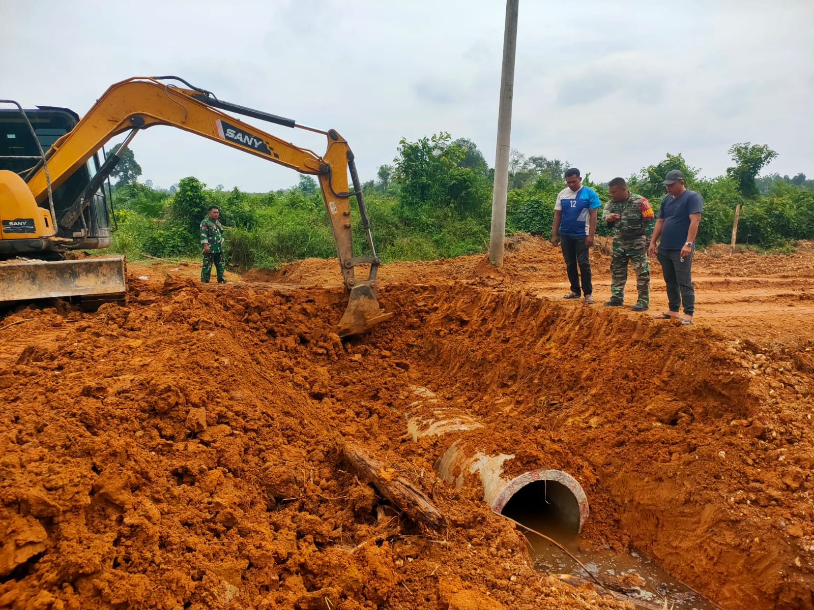 Satgas TMMD ke 128 Kodim 0420/Sarko Lanjutkan Pemasangan Gorong-gorong Dititik Sasaran Perbaikan Jalan