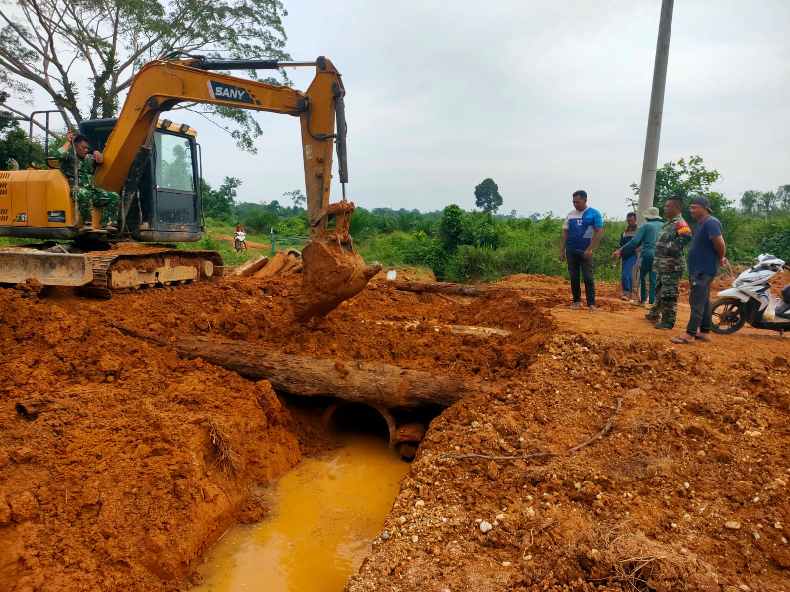 Satgas TMMD ke 128 Kodim 0420/Sarko Ratakan Jalan Menuju Desa Seko Besar