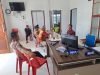 Babinsa Koramil 09/Ketol Sertu Muzakir Laksanakan Komsos Bersama Aparatur Desa Jalan Tengah Bahas Keamanan Desa
