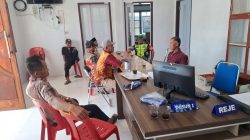 Babinsa Koramil 09/Ketol Sertu Muzakir Laksanakan Komsos Bersama Aparatur Desa Jalan Tengah Bahas Keamanan Desa