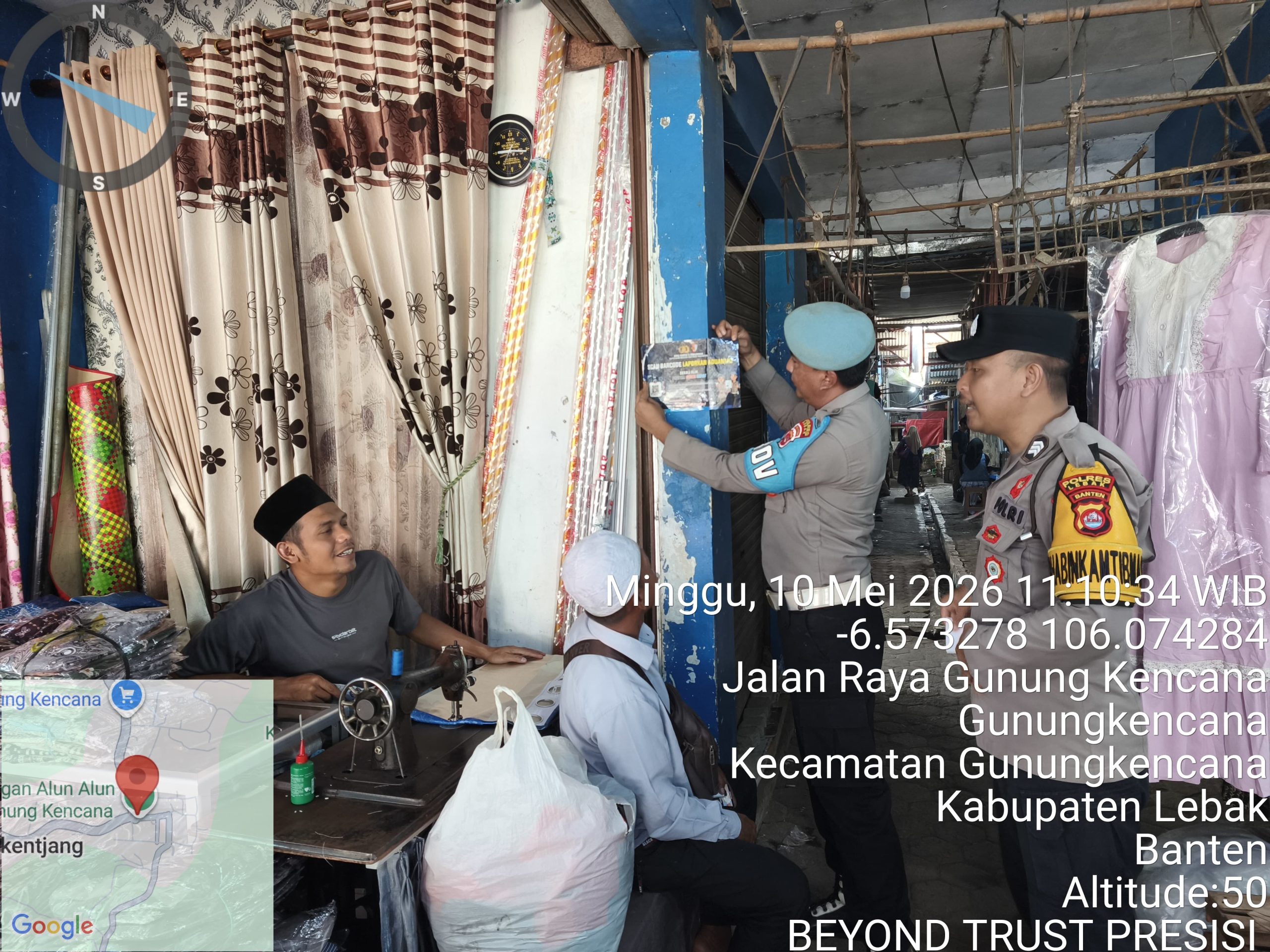 ‎KANIT PROVOST DAN BHABINKAMTIBMAS POLSEK GUNUNGKENCANA SOSIALISASIKAN LAYANAN PENGADUAN PROPAM POLRI DAN CALL CENTER 110 DI PASAR GUNUNGKENCANA