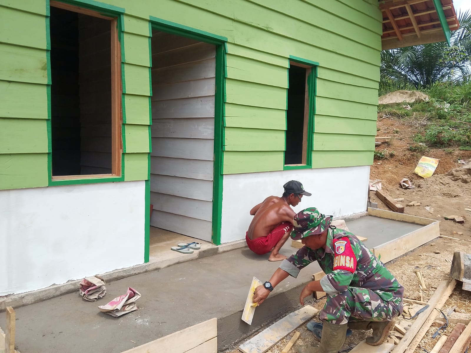 Plaster Lantai RTLH Dikebut, Kopka Satria dan Warga Bahu Membahu Wujudkan Rumah Layak Huni