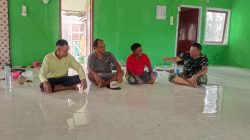 Kebersamaan Peltu Mujiono Anggota Satgas TMMD Ke-128 Kodim 0420/Sarko Komsos Bersama Warga di Masjid Nurul Huda