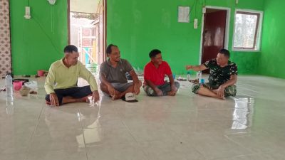Kebersamaan Peltu Mujiono Anggota Satgas TMMD Ke-128 Kodim 0420/Sarko Komsos Bersama Warga di Masjid Nurul Huda
