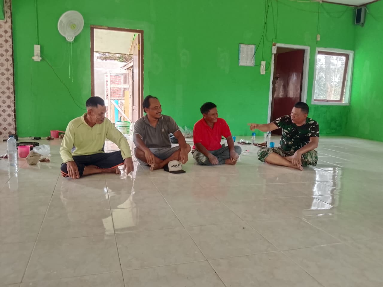 Kebersamaan Peltu Mujiono Anggota Satgas TMMD Ke-128 Kodim 0420/Sarko Komsos Bersama Warga di Masjid Nurul Huda