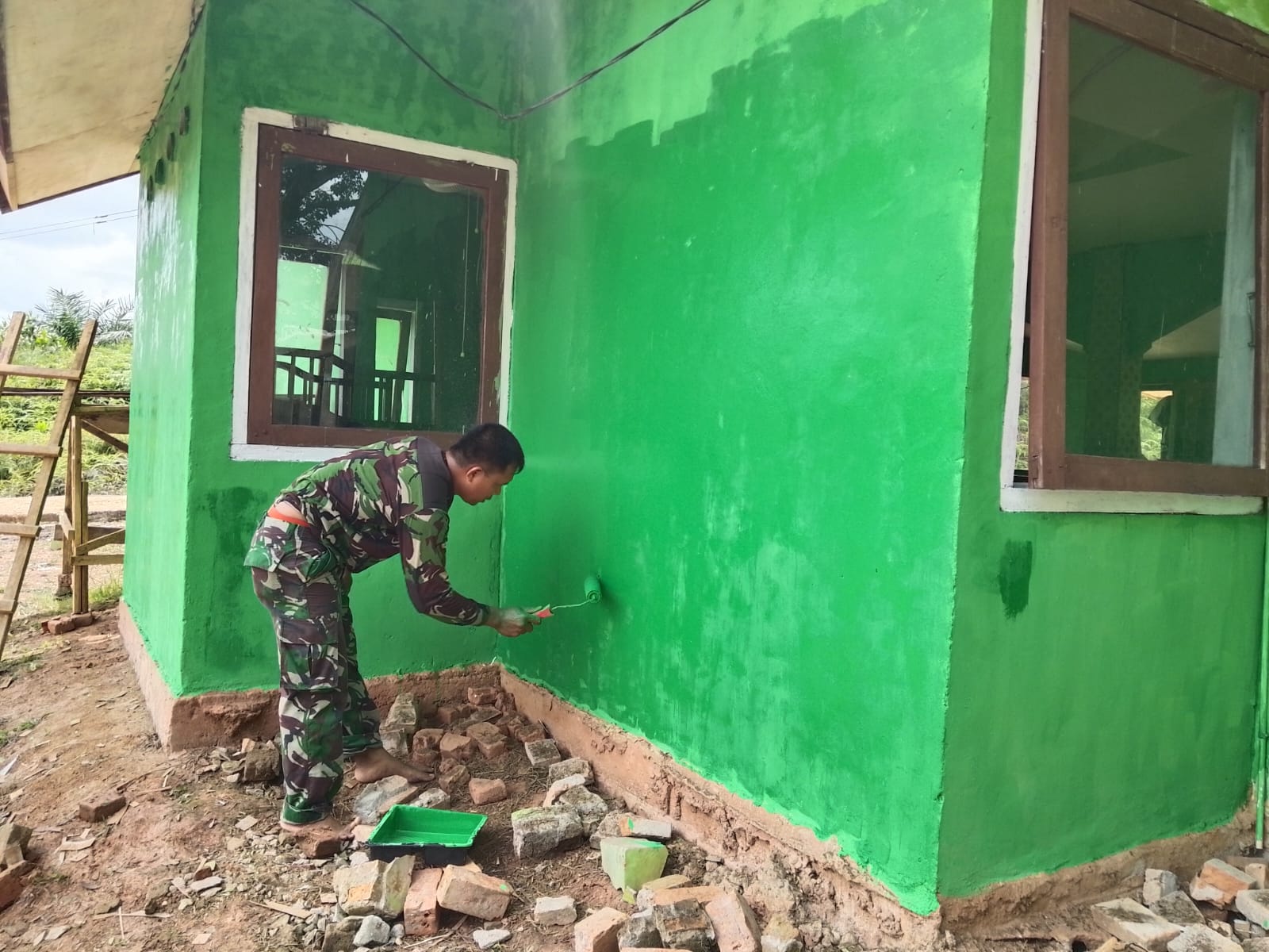 Satgas TMMD Ke-128 Kodim 0420/Sarko Sulap Masjid Nurul Huda Lebih Cantik