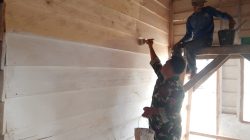 Kopda Tri Bersama Warga Kebut Pengecatan RTLH Milik Bapak Kiki di Desa Seko Besar