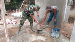 Semangat Gotong Royong, Kopda Bambang Gunawan Bersama Warga Siapkan Adukan Semen untuk Plaster MCK Masjid Nurul Huda