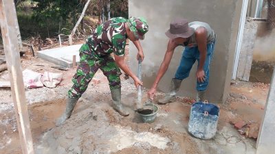 Semangat Gotong Royong, Kopda Bambang Gunawan Bersama Warga Siapkan Adukan Semen untuk Plaster MCK Masjid Nurul Huda