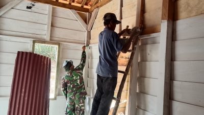 Serka Firman Anggota Satgas TMMD Bersama Warga Percantik RTLH Milik Bapak Raskam 