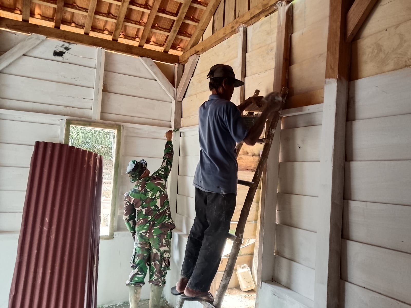 Serka Firman Anggota Satgas TMMD Bersama Warga Percantik RTLH Milik Bapak Raskam 