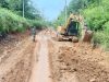Anggota Satgas TMMD Lanjutkan Pengerjaan Drainase Jalan Menuju Desa Seko Besar 