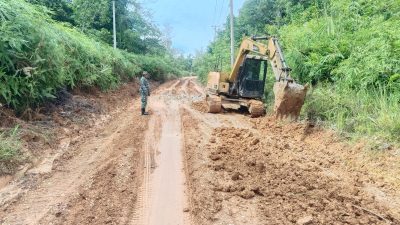 Anggota Satgas TMMD Lanjutkan Pengerjaan Drainase Jalan Menuju Desa Seko Besar 