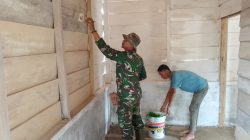 Wujud Kepedulian Satgas TMMD Terhadap Keindahan, Kopda Ismail Bersama Bapak Kiki Laksanakan Pengecatan Ruangan 