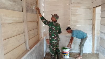 Wujud Kepedulian Satgas TMMD Terhadap Keindahan, Kopda Ismail Bersama Bapak Kiki Laksanakan Pengecatan Ruangan 