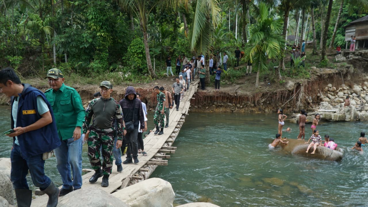 Dandim 0420/Sarko Bersama Bupati Sarolangun, Cek Jembatan yang Terputus di Batang Asai