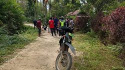 Wujud Kepedulian Babinsa, Gotong Royong Bersihkan Lingkungan Desa