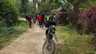 Wujud Kepedulian Babinsa, Gotong Royong Bersihkan Lingkungan Desa