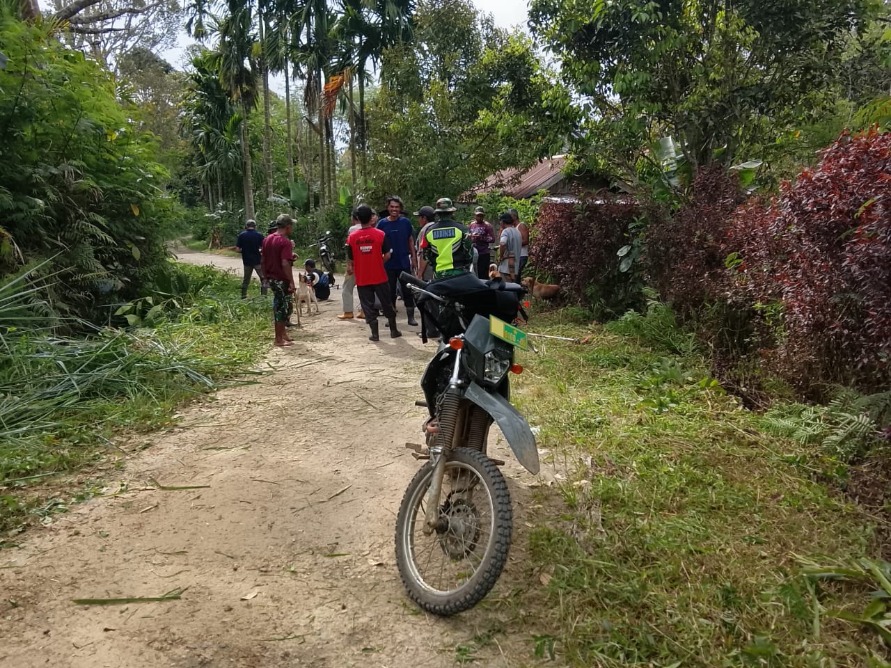 Wujud Kepedulian Babinsa, Gotong Royong Bersihkan Lingkungan Desa