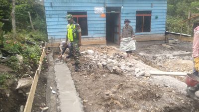 Babinsa Koramil 04/Bintang Bantu Warga Bangun Rumah di Desa Genuren