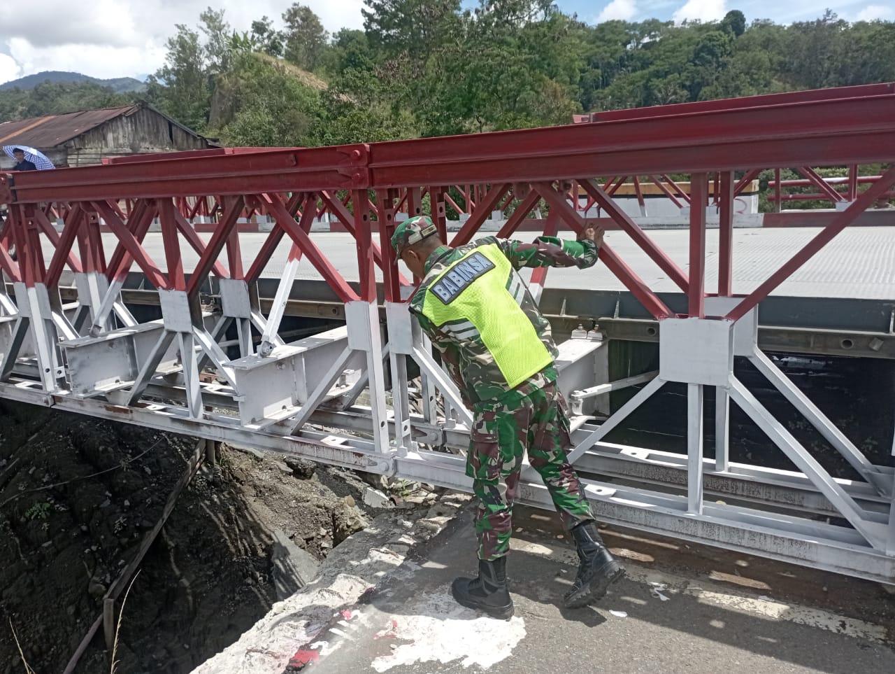 Pengecekan  Rutin Jembatan Bailey Setiap Hari Agar Fasilitas Umum Aman Dilalui Masyarakat