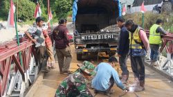 Sinergi TNI, Dinas PU, Dan Warga Percepat Perbaikan Jembatan Umah Besi Yang Rusak