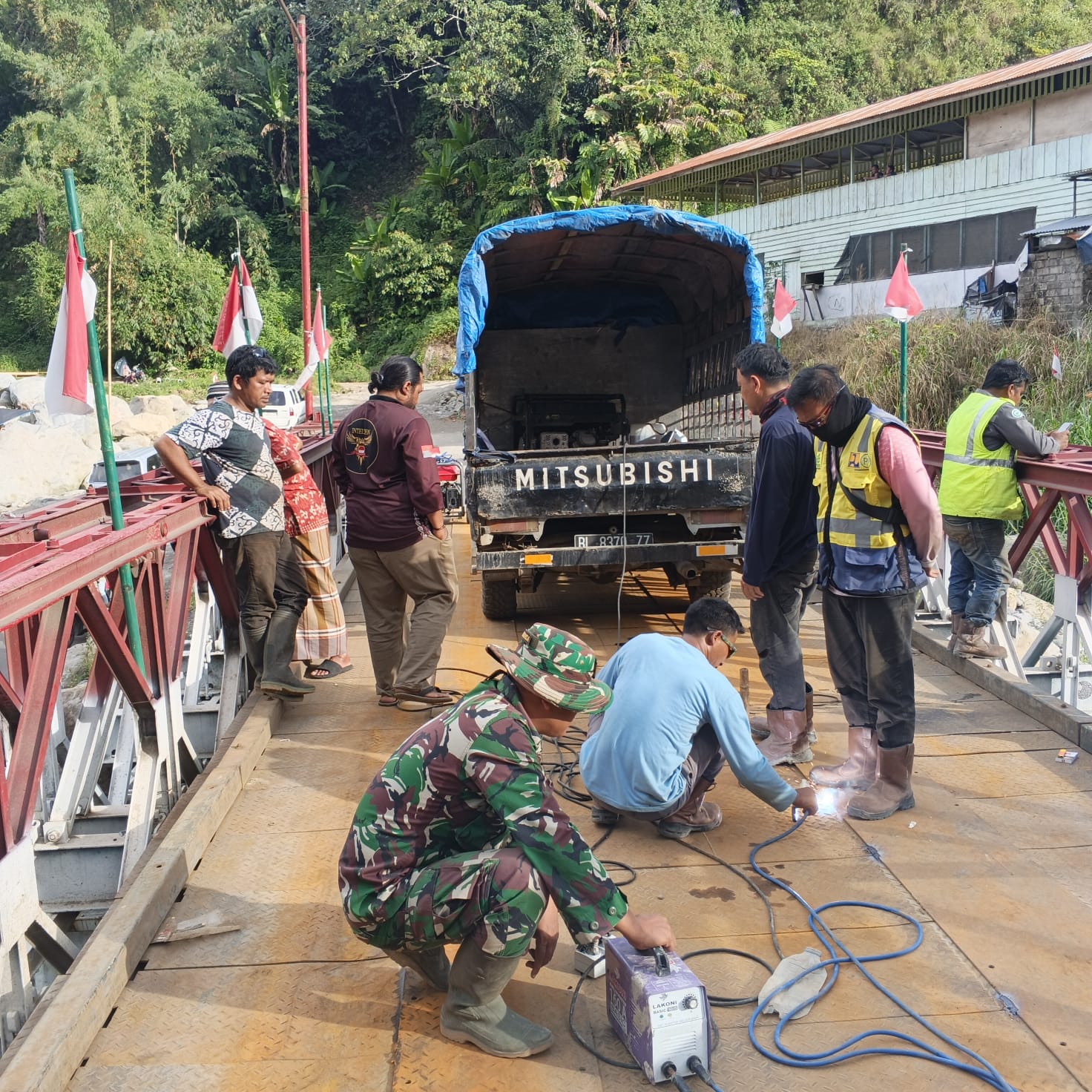 Sinergi TNI, Dinas PU, Dan Warga Percepat Perbaikan Jembatan Umah Besi Yang Rusak
